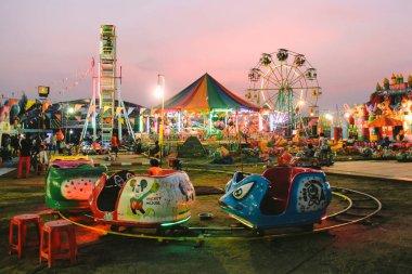 Dönme dolap ile adil 2013 çapraz Kanchanaburi kırmızı lunapark seyahat, çocuk sürmek, Carousel, yan tezgahları ve eğlence evi