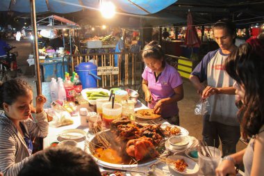 Gıda durak ile tüccar Mhoo Jum Phama (Birmanya güveç domuz) Sangkhlaburi piyasası ve Sangkhlaburi Street yürüyüş hazırlanıyor