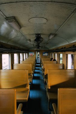 İç eski Tay dizel tren oturarak bir kaç yolcu ile