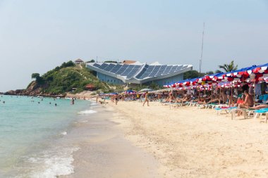 Samae Beach, Famous Beach Ko LAN Sting-Shaped bina güneş paneli ile üst ve sahilde turistler ile Pattaya City yakınındaki oteller