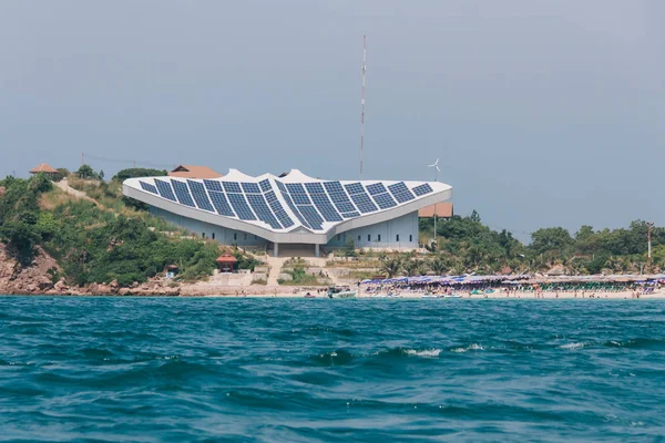 Front View of Samae Beach in Ko Lan near Pattaya City with Sting-Shaped Building and Tourists on the Beach — Stock Photo, Image