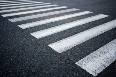 Bisiklet yolu. Bisiklet tabelası. Sokak yolundaki bisiklet yolu.