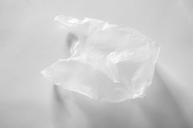 Beyaz arka planda izole edilmiş boş plastik torba. Küresel ısınmayı azaltmak için plastik torbaların azaltılması