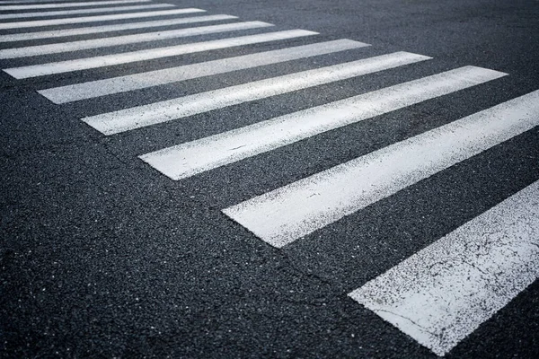 Bisiklet yolu. Bisiklet tabelası. Sokak yolundaki bisiklet yolu.