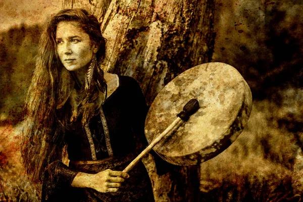 Gyönyörű sámáni lány játszik sámán keret dob a természetben, régi hatás. — Stock Fotó