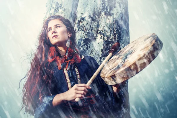 Sciamano donna nel paesaggio invernale, collage artista. — Foto Stock