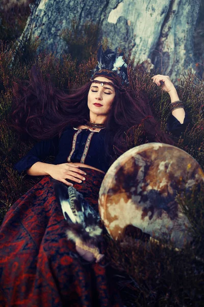 Bela garota xamânica com tambor de moldura xamã na natureza. — Fotografia de Stock