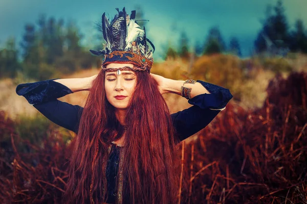 Mooie sjamanistische vrouw met hoofdband in de natuur. — Stockfoto