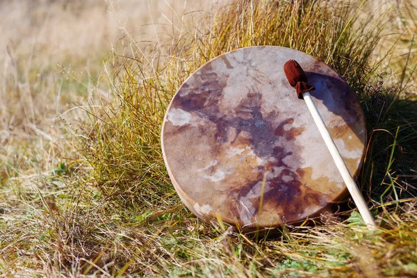 Шаманский барабан в природе, шаманский барабан из оленьего козла. — стоковое фото