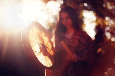 Şaman çerçeveli davul çalan güzel bir şaman kız..