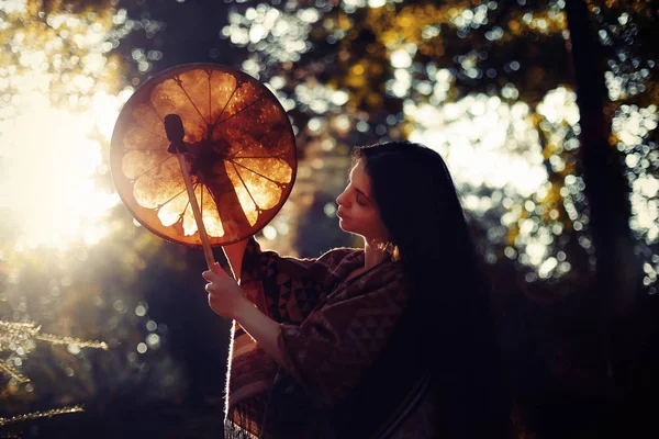 Gadis shamanic cantik bermain di frame drum shaman di alam. — Stok Foto