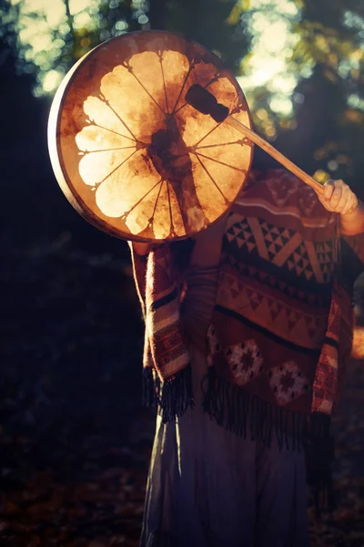 Belle fille chamanique jouant sur chaman cadre tambour dans la nature. — Photo