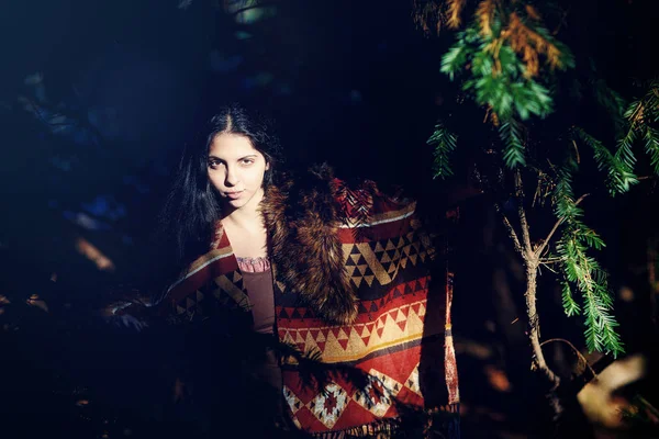 Beautiful shamanic woman in the nature. Eye contact. — Stockfoto