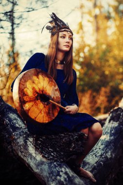 Şaman çerçeveli davul çalan güzel bir şaman kız..