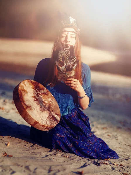 Donna sciamana e piume sciamaniche su denim. — Foto Stock