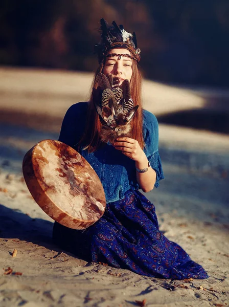 Bella ragazza sciamanica che gioca sul tamburo telaio sciamano nella natura. — Foto Stock