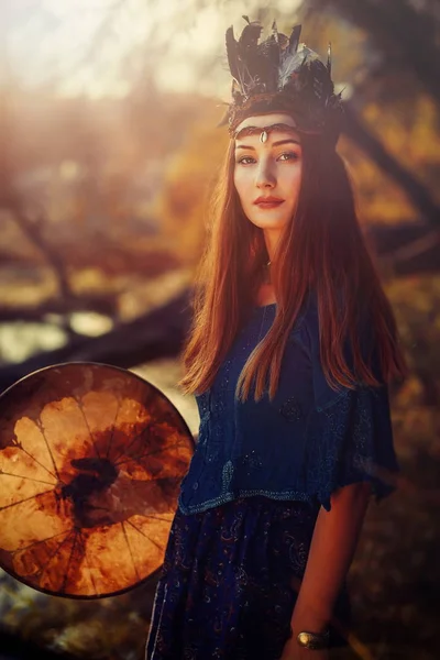 Красива шаманська дівчина грає на шаманському барабані в природі . — стокове фото