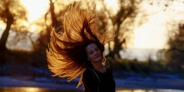 Bella ragazza con i capelli svolazzanti . — Foto Stock