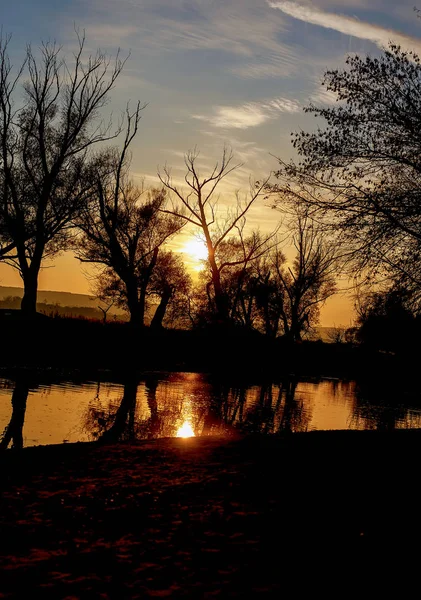 Wieczorne jezioro i drzewa w pięknym zachodzie słońca. — Zdjęcie stockowe