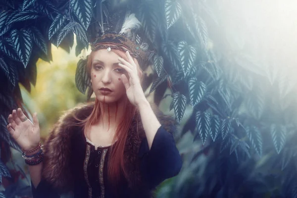 Mooie sjamanistische vrouw met hoofdpijn in de natuur. — Stockfoto