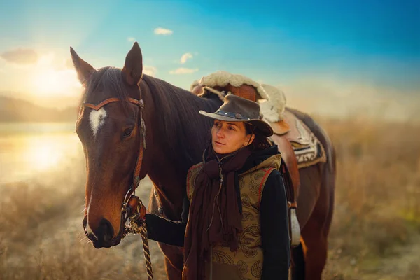 Fiatal gyönyörű rettegett lány a szabadban az igazi lovával — Stock Fotó