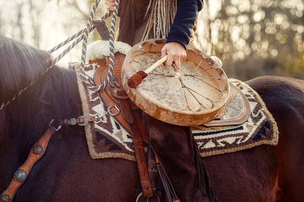 Joven dreadded chica con su caballo y chamánico marco tambor. — Foto de Stock