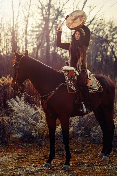 Fiatal dreadded lány vele ló és sámán keret dob. — Stock Fotó