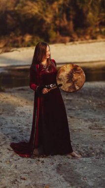 Şaman çerçeveli davul çalan güzel bir şaman kız..