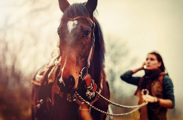 Fiatal gyönyörű rettegett lány a szabadban az igazi lovával. — Stock Fotó