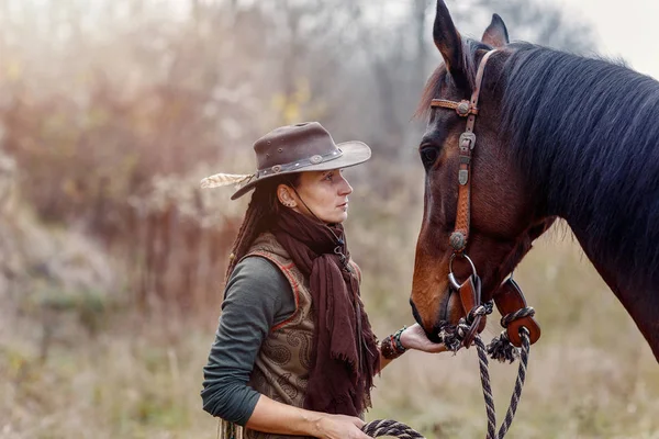 Πορτρέτο γυναίκας και αλόγου σε εξωτερικούς χώρους. Γυναίκα χαϊδεύει άλογο. — Φωτογραφία Αρχείου