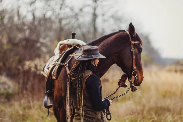 Young beautiful dreadded girl outdoors with her true horse. — Stock Photo, Image
