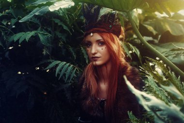 Doğada saç bandı olan güzel bir şaman kadın..