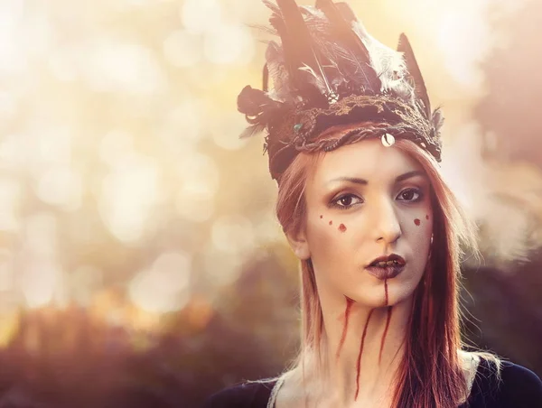 Krásná šamanská žena s čelenkou v přírodě. — Stock fotografie