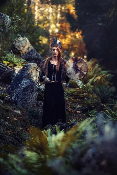 Beautiful shamanic girl playing on shaman frame drum in the nature. — Stock Photo, Image