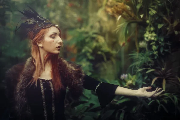 Belle femme chamanique avec bandeau dans la nature. — Photo