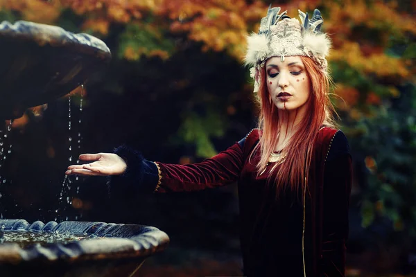 Mooie sjamanistische vrouw met hoofdband in de natuur. — Stockfoto