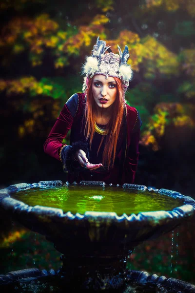 Mooie sjamanistische vrouw met hoofdband in de natuur. — Stockfoto