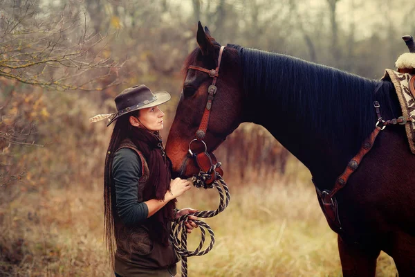 Portret kobiety i konia na świeżym powietrzu. Kobieta głaskająca konia. — Zdjęcie stockowe