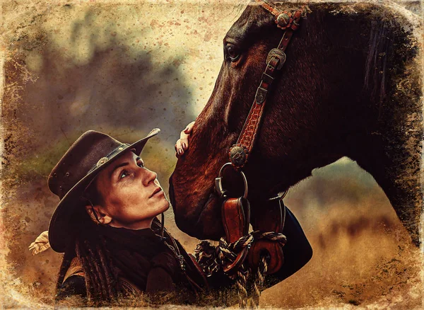 Retrato mulher e cavalo ao ar livre. Uma mulher a abraçar um cavalo. Efeito de foto antiga . — Fotografia de Stock