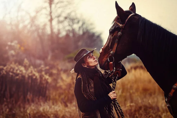 Retrato de mulher e cavalo ao ar livre. Mulher acariciando um cavalo. — Fotografia de Stock