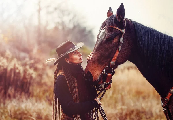 Retrato de mulher e cavalo ao ar livre. Mulher acariciando um cavalo. — Fotografia de Stock