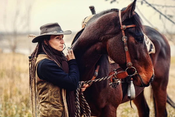 Portrét ženy a koně venku. Žena hladí koně. — Stock fotografie