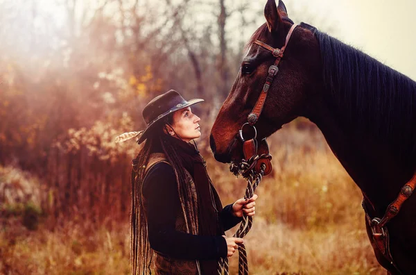 Jovem menina temida bonita ao ar livre com seu verdadeiro cavalo. — Fotografia de Stock