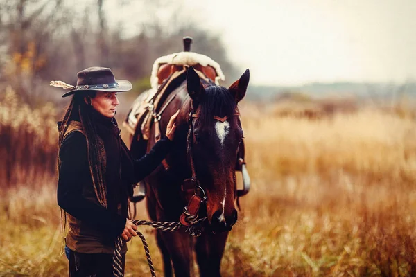 Πορτρέτο γυναίκας και αλόγου σε εξωτερικούς χώρους. Γυναίκα χαϊδεύει άλογο. — Φωτογραφία Αρχείου