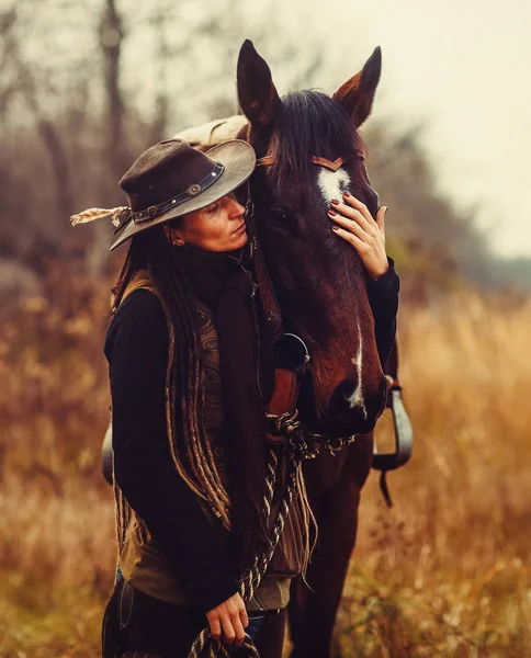 Mulher de retrato e cavalo ao ar livre. Mulher abraçando um cavalo. — Fotografia de Stock