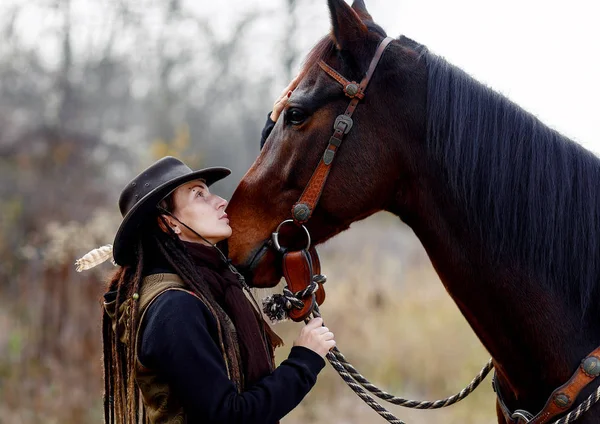 Retrato de mulher e cavalo ao ar livre. Mulher acariciando um cavalo. — Fotografia de Stock