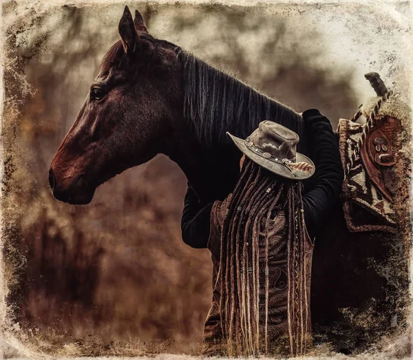 Porträt Frau und Pferd im Freien. Frau umarmt ein Pferd. Alter Foto-Effekt. — Stockfoto
