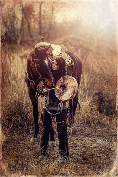 年轻美丽可怕的女孩与她的真正的马在户外。 旧照片效果. — 图库照片