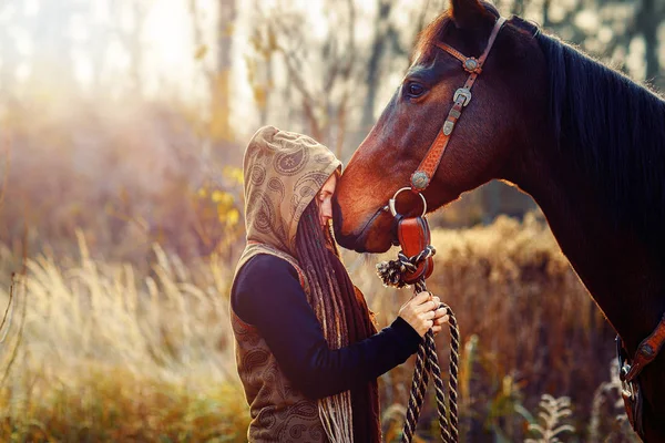 여성 과 말을 밖에 두고 있다. 말을 껴안고 있는 여인. — 스톡 사진