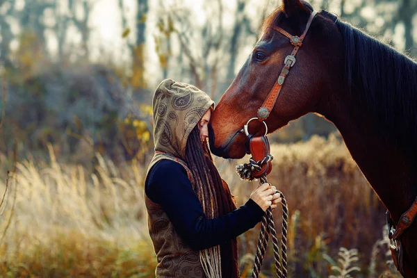 Retrato de mujer y caballo al aire libre. Mujer abrazando a un caballo. — Foto de Stock